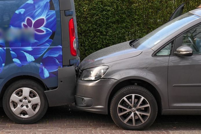 Een automobilist is opgepakt na een botsing in Aarle-Rixtel.