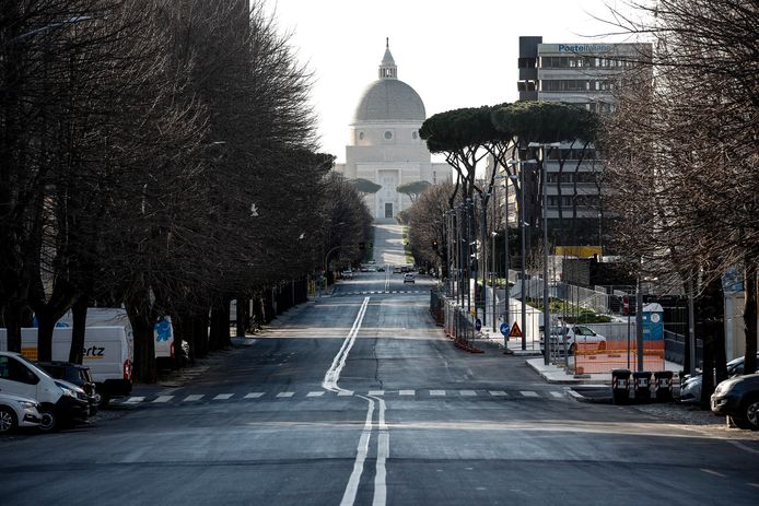 Een verlaten straat in Rome maandag.