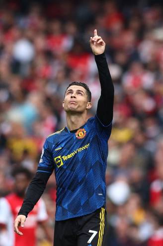 Ronaldo krijgt ook steun Arsenalfans, waarna hij 100ste Premier League-goal scoort en vinger naar hemel richt
