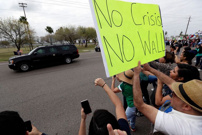 Op de route van Trump werd in Texas ook geprotesteerd door mensen die geen grensmuur willen.