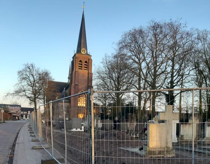 De oude heg rondom de begraafplaats in Zegge is halverwege maart verwijderd. Het hek op de foto was een tijdelijke afscherming, die inmiddels is vervangen door een blijvend hekwerk.