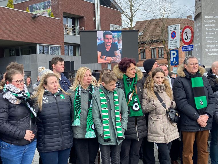 Supporters rouwen aan de kerk. Beeld Mathias Mariën