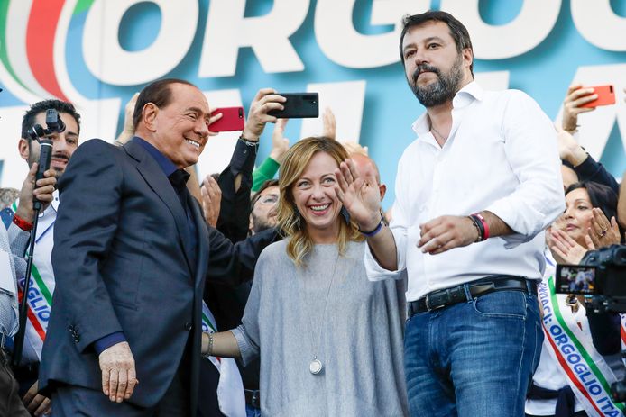 (v.l.n.r.) Silvio Berlusconi, Giorgia Meloni en Matteo Salvini vormen samen een rechtse coaltie die in de peilingen momenteel voorop ligt.