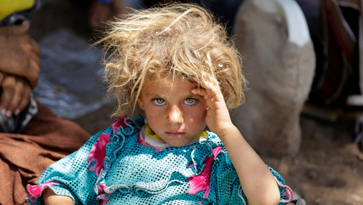 Een gevlucht yezidi-meisje nabij Sinjar. Beeld REUTERS