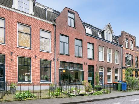 Om de hoek van de Koppelpoort wonen? Dit huis in de Schimmelpenninckstraat staat te koop