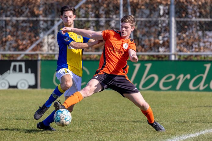 Koen van Gaal van De Bataven (r) in duel tijdens de wedstrijd tegen Berghem Sport.