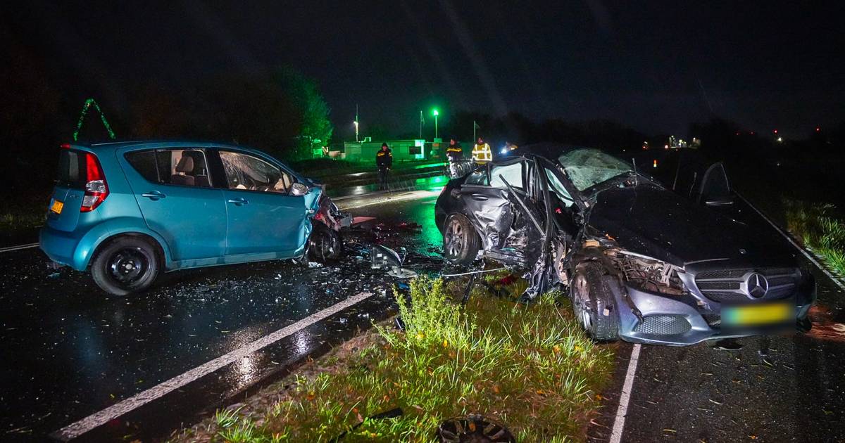 Vrouw in levensgevaar na botsing op gladde weg in Lathum: traumahelikopter ingevlogen.