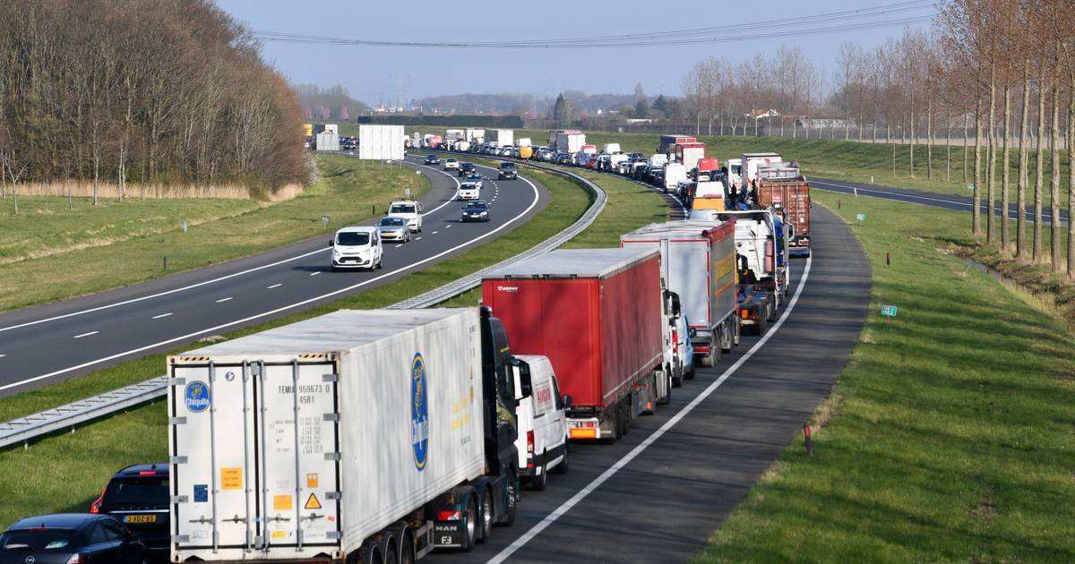 Verkeer bij Vlaketunnel komt weer op gang na ongeluk.
