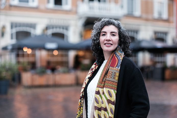 Nadia Zerouali op de Markt in Winterswijk voor Hotel Stad Munster waar ze ooit begon als stagiaire.