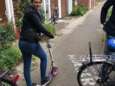Kersverse moeder gaat per step naar gemeentehuis om pasgeboren kind aan te geven