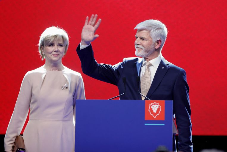De Tsjechische gepensioneerde generaal Petr Pavel met zijn vrouw. Beeld REUTERS