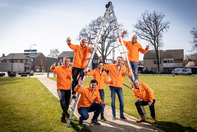 Het Oranje Comité Weerselo verzorgt de organisatie van het dorpsfeest. Op de foto vlnr: Louis Padberg, Gerard Hofste, Rick ter Brake, Mariël Hofste, Bas Franke, Jos Franke en Geert Eberhard.