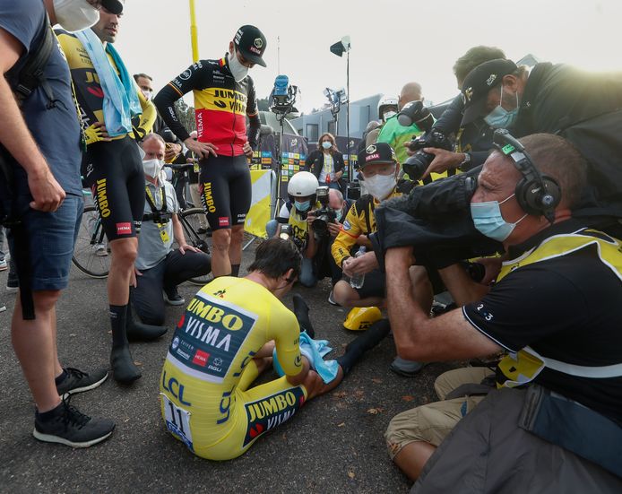 Van Aert na de finish bij een gedesillusioneerde Roglic.