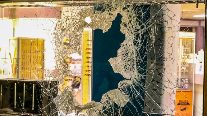 Dorpsjuwelier Vaassen na nachtelijke inbraak: ‘Een harde knal en toen wisten we wel hoe laat het was’