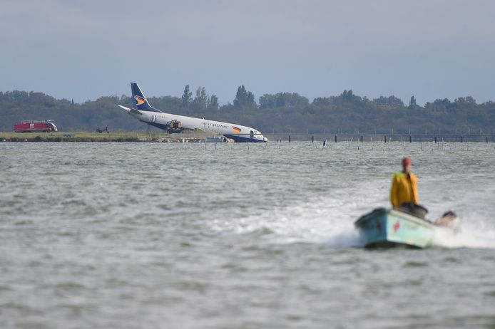 Vliegtuig mist landingsbaan en komt in meer terecht, luchthaven van Montepellier tijdelijk gesloten