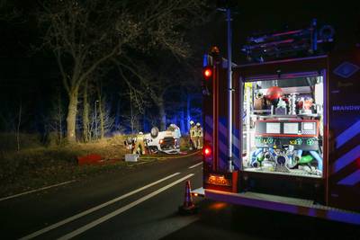 Auto botst tegen boom en slaat over de kop bij Overdinkel, weg dicht