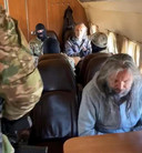 Russische veiligheidstroepen transporteren de sekteleiders vanuit de Siberische plaats Krasnoyarsk.