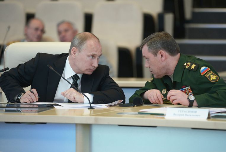 De Russische president Vladimir Poetin met Valeri Gerasimov. Beeld EPA