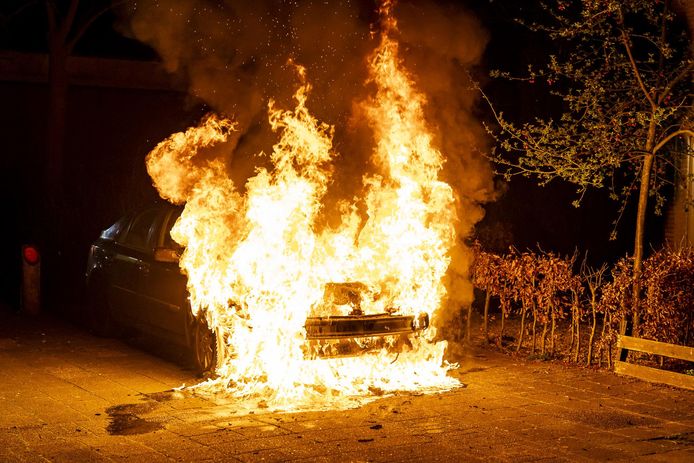 Felle autobrand in Oosterhout aan de Lorentzlaan.