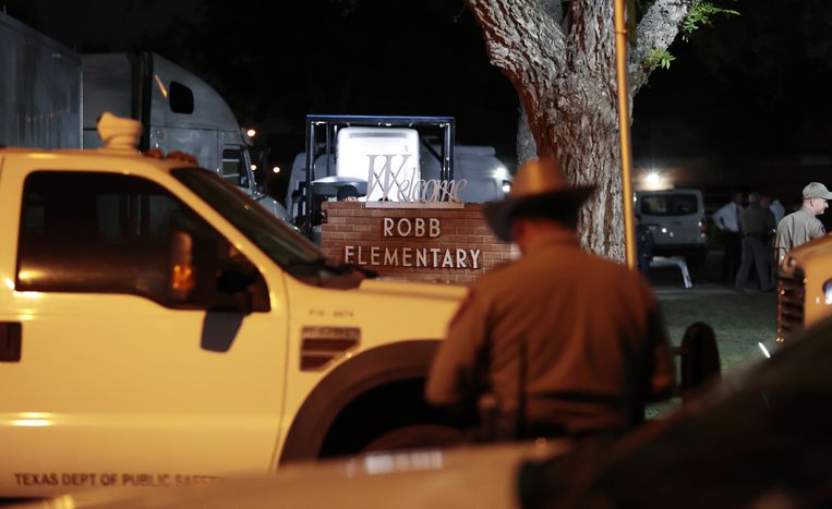 Politie en onderzoekers op de plek van de schietpartij: de Robb basisschool in Texas. Beeld ANP / EPA