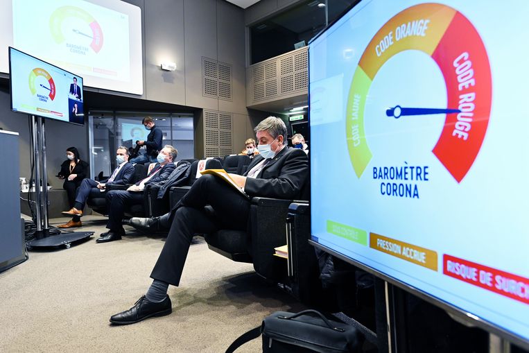 Na de bijeenkomst van het Overlegcomité wordt de coronabarometer voorgesteld.  Beeld Philip Reynaers/Photo News / POO