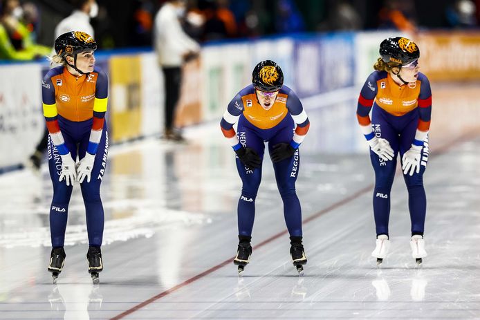 Irene Schouten (l), Ireen Wüst (m) en Antoinette de Jong na de finish.
