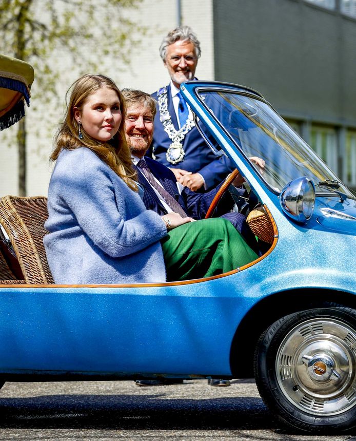 Koning Willem-Alexander en prinses Amalia bij vertrek. Het koninklijk gezin vierde de achtste editie van Koningsdag.