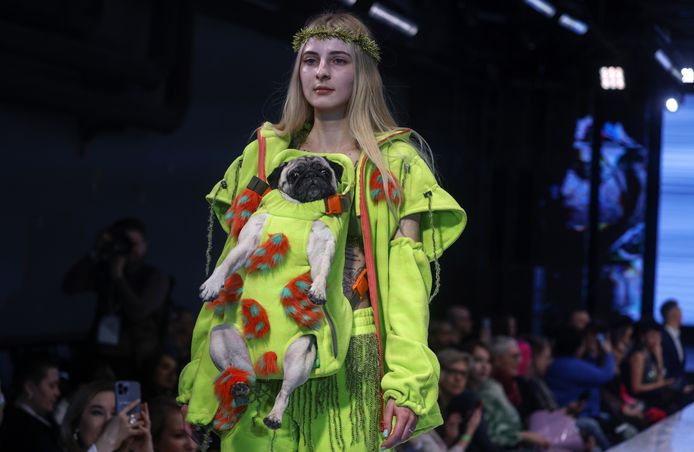 Een model draagt een creatie van de Russische designer Anastasia Sergeeva tijdens de Volga Fashion Week in Moskoku op 18 maart 2023.