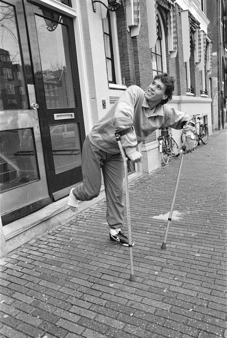 Van Basten verlaat het Prinsengracht­ziekenhuis na een tweede enkeloperatie, in 1987.  Beeld Bart Molendijk/Anefo