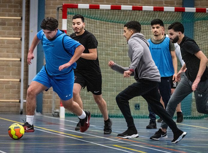 Meer dan zeventig voetballiefhebbers spelen in Culemborg tijdens de ramadan 's nachts een potje voetbal.