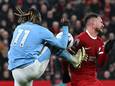 "Als hij de bal niet raakt, vermoordt hij hem”: veel ophef over vermeende penaltyfout Doku tegen Liverpool