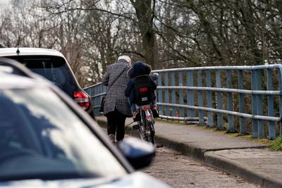 Kennedybrug moet veiliger, onderzoek gaat uitwijzen wat er allemaal wel en niet kan