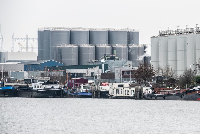 De woonboten liggen vlak bij een industrieterrein.