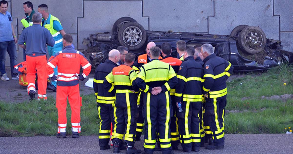 Automobilist overleden na botsing tegen viaduct bij Etten-Leur.