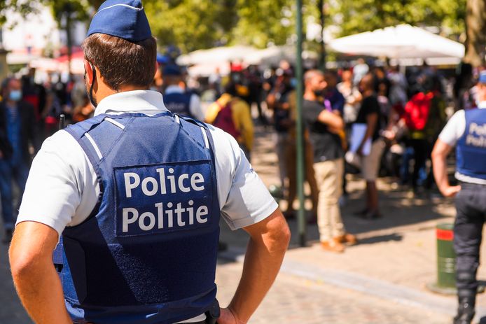 Rassemblement de sans-papiers encadré par la police près de la zone neutre (archives).