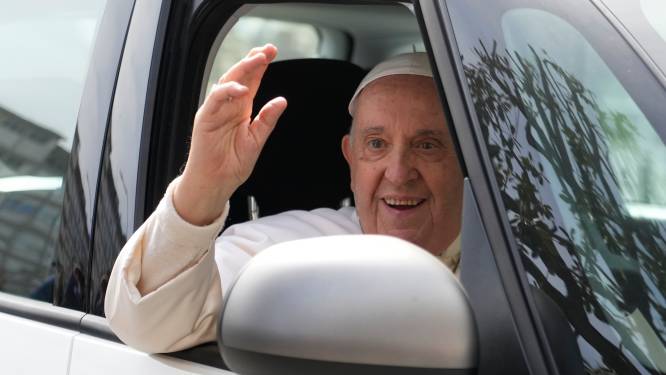 "Je suis encore vivant" : le pape quitte l'hôpital en bonne forme