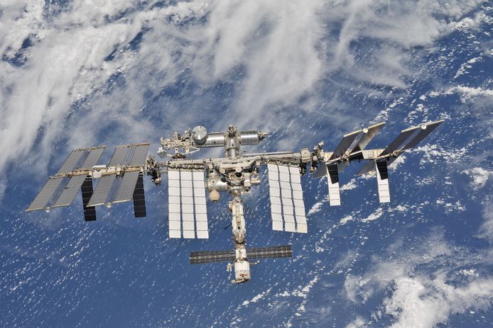 Het Internationaal Ruimtestation ISS krijgt weer stroom.