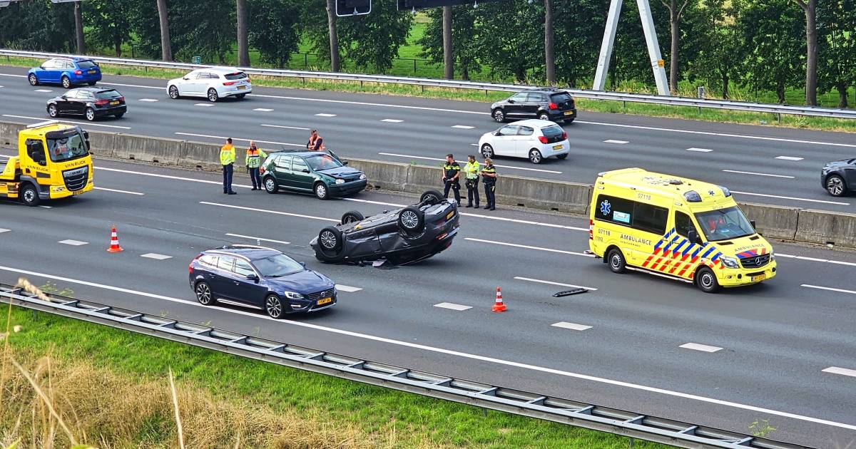 Auto slaat over de kop bij ongeluk op A12: één gewonde naar ziekenhuis.