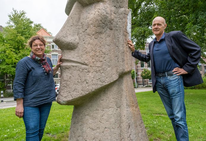 Bestuursleden Liesbeth Labeuer en Arnold Wiggers (voorzitter) van de Teeken Akademie Middelburg zoeken een beroepskunstenaar en een amateur die aan de slag willen als stadstekenaar van Middelburg.