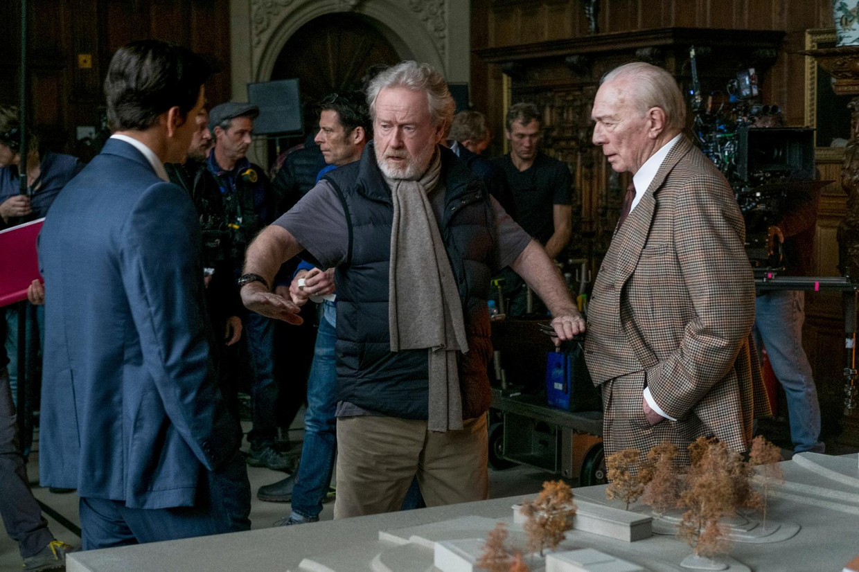 Ridley Scott staat op set tussen acteurs Mark Wahlberg (links) en Christopher Plummer (rechts). Beeld ap