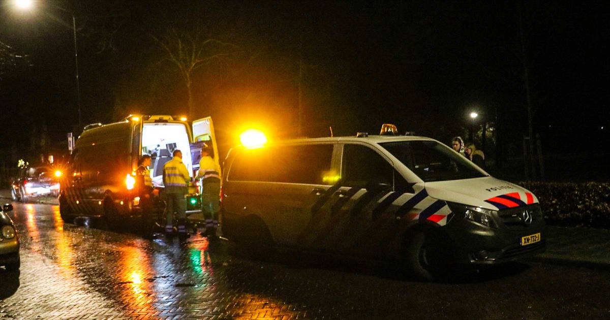 Meisje op scooter raakt gewond na botsing met auto in Apeldoorn.