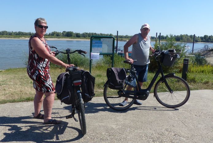 Anneke en Jan Kroezen waren van plan om vanuit Millingen met het fietsveer over te steken en dan terug te fietsen naar hun camper in Emmerich. Omdat het pontje uit de vaart is genomen moeten ze hun route aanpasen.