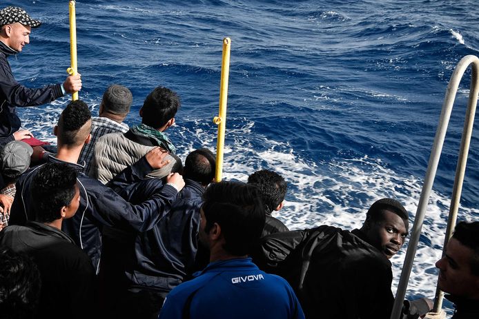 Migranten aan boord van het schip MV Aquarius van Artsen zonder Grenzen afgelopen 8 mei. Ze werden gered voor de kust van Libië. Veel bootvluchtelingen uit Tunesië waren dit weekend minder fortuinlijk.