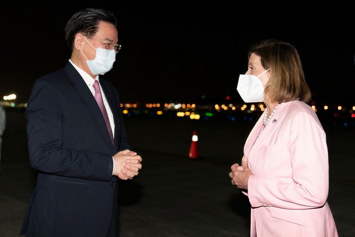 De Taiwanese buitenlandminister Joseph Wu, hier met de Amerikaanse Speaker of the House Nancy Pelosi, werd eerder al op de Chinese sanctielijst gezet.