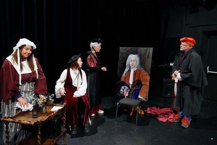 De acteurs van Kerntheater Vijfheerenlanden gaan komend weekend in Leerdam los op de kunstverzameling van het hofje van Maria van Aerden.
