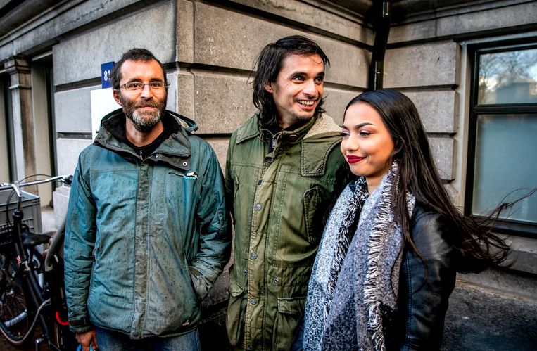 Rogier Meijerink, Michael van Zeijl en Christa Soeters voor de deur van de rechtbank. Beeld anp