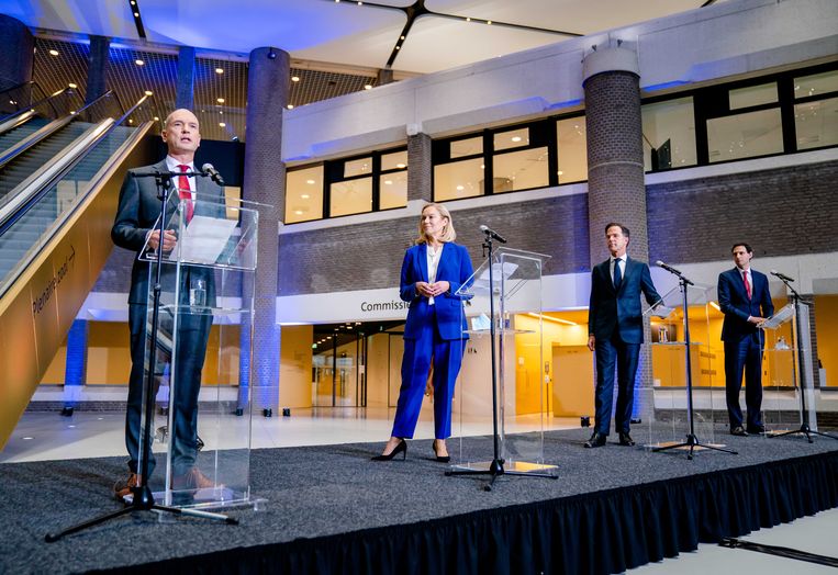 Gert-Jan Segers (ChristenUnie), Sigrid Kaag (D66), Mark Rutte (VVD) en Wopke Hoekstra (CDA) tijdens de persconferentie over het coalitieakkoord ‘Omzien naar elkaar, vooruitkijken naar de toekomst’, van de vier regeringspartijen VVD, D66, CDA en ChristenUnie. Beeld Bart Maat, ANP