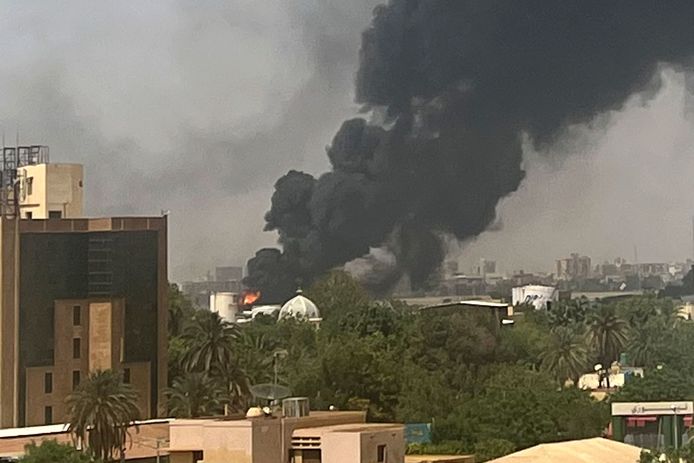 Il fumo sale sopra gli edifici nel centro di Khartoum.