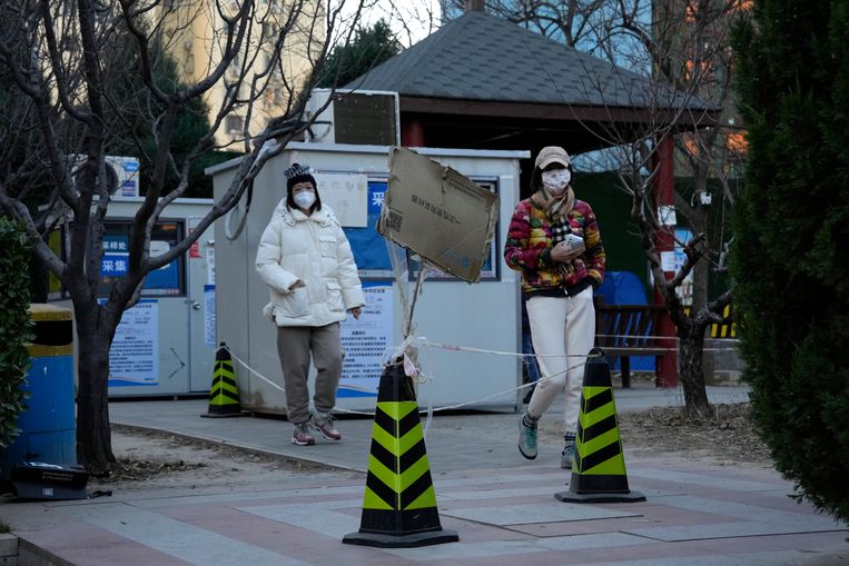 Inwoners van Peking bij een plotseling gesloten testlocatie.  Beeld AP