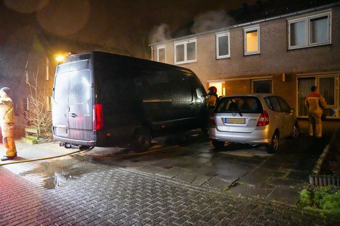 Bestelbus door brand beschadigd in Helmond.